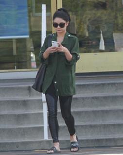 Vanessa Hudgens feet photo thumbnail