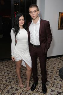 Ariel Winter feet photo thumbnail