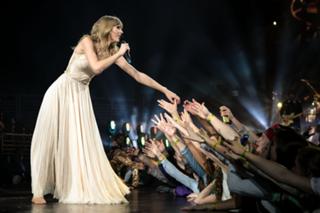 Taylor Swift feet photo thumbnail