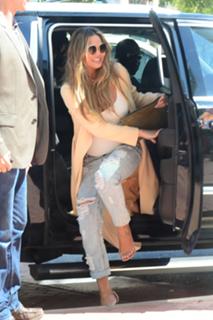 Chrissy Teigen feet photo thumbnail