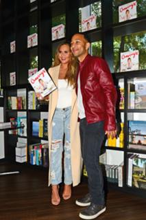 Chrissy Teigen feet photo thumbnail