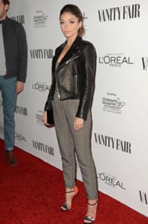 Sarah Hyland feet photo thumbnail