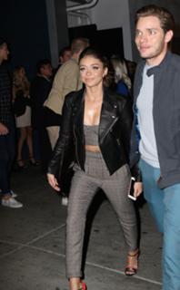 Sarah Hyland feet photo thumbnail