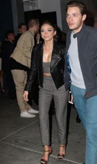 Sarah Hyland feet photo thumbnail