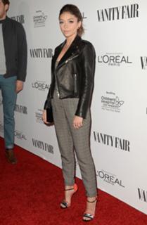Sarah Hyland feet photo thumbnail