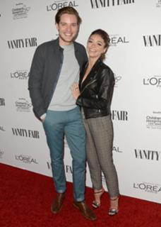 Sarah Hyland feet photo thumbnail