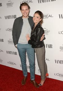 Sarah Hyland feet photo thumbnail