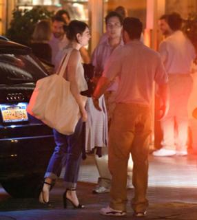 Emma Stone feet photo thumbnail