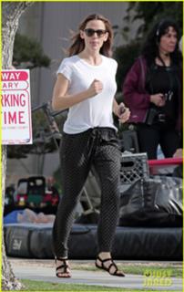 Jennifer Garner feet photo thumbnail