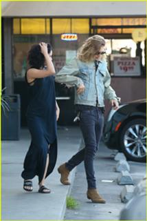 Vanessa Hudgens feet photo thumbnail