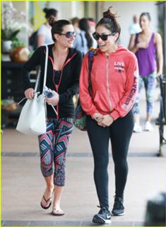 Lea Michele feet photo thumbnail