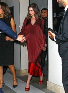Anne Hathaway feet photo thumbnail