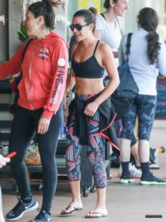 Lea Michele feet photo thumbnail
