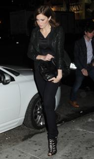 Mandy Moore feet photo thumbnail