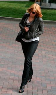 Mandy Moore feet photo thumbnail
