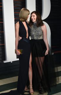 Taylor Swift feet photo thumbnail