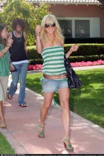 Lindsay Lohan feet photo thumbnail