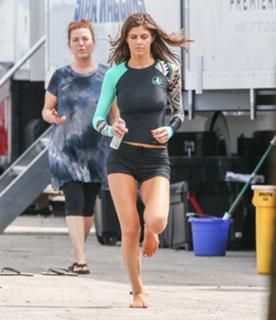 Alexandra Daddario feet photo thumbnail