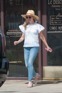 Reese Witherspoon feet photo thumbnail