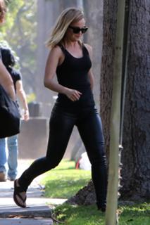 Mena Suvari feet photo thumbnail