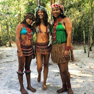 Isis Valverde feet photo thumbnail