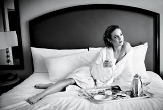 Brie Larson feet photo thumbnail