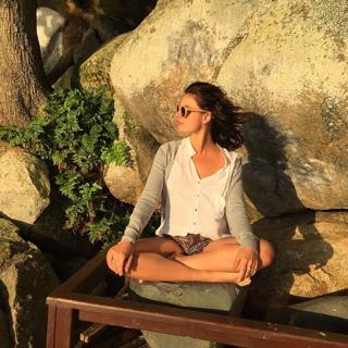 Isis Valverde feet photo thumbnail