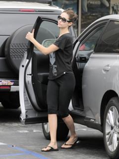Emmy Rossum feet photo thumbnail