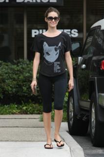 Emmy Rossum feet photo thumbnail