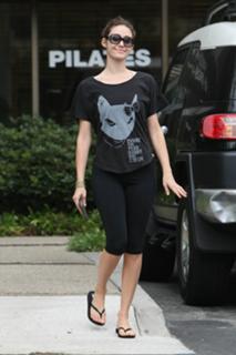 Emmy Rossum feet photo thumbnail