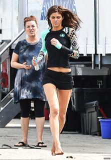 Alexandra Daddario feet photo thumbnail