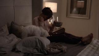 Amanda Peet feet photo thumbnail