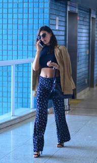 Isis Valverde feet photo thumbnail