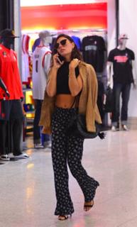 Isis Valverde feet photo thumbnail