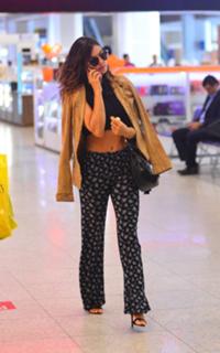 Isis Valverde feet photo thumbnail