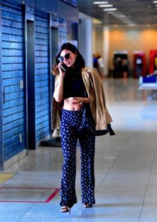 Isis Valverde feet photo thumbnail