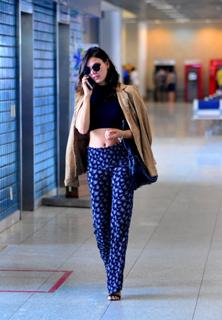 Isis Valverde feet photo thumbnail