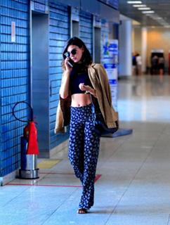 Isis Valverde feet photo thumbnail