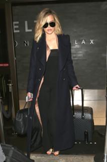 Khloé Kardashian feet photo thumbnail