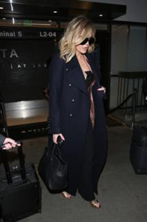 Khloé Kardashian feet photo thumbnail