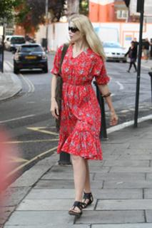 Claudia Schiffer feet photo thumbnail