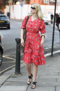 Claudia Schiffer feet photo thumbnail