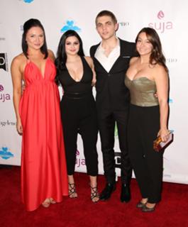 Ariel Winter feet photo thumbnail
