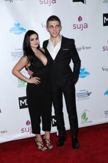 Ariel Winter feet photo thumbnail
