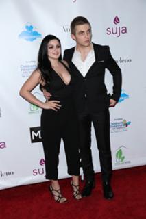Ariel Winter feet photo thumbnail