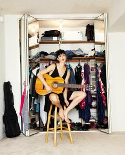 Krysten Ritter feet photo thumbnail