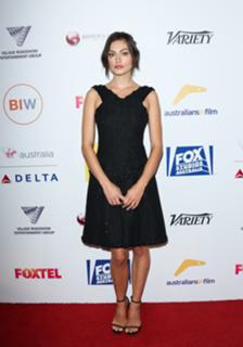 Phoebe Tonkin feet photo thumbnail