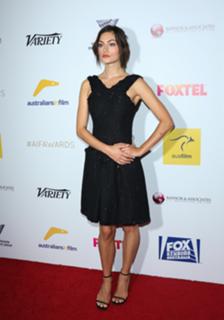 Phoebe Tonkin feet photo thumbnail