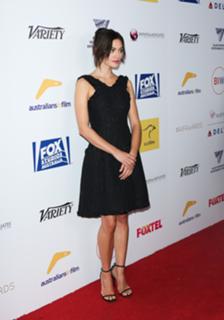 Phoebe Tonkin feet photo thumbnail