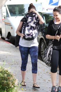 Anne Hathaway feet photo thumbnail